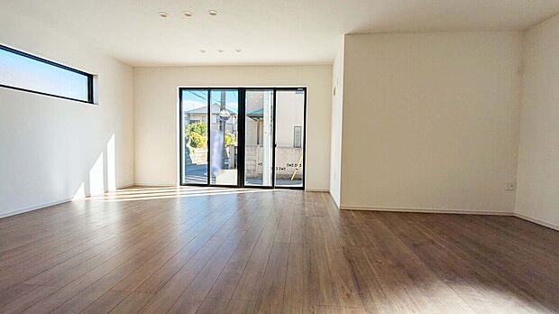 【リビング】角地で開放感抜群！大きな窓もあって明るいリビング！