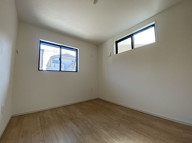 【ベッドルーム】2面採光で明るい洋室!