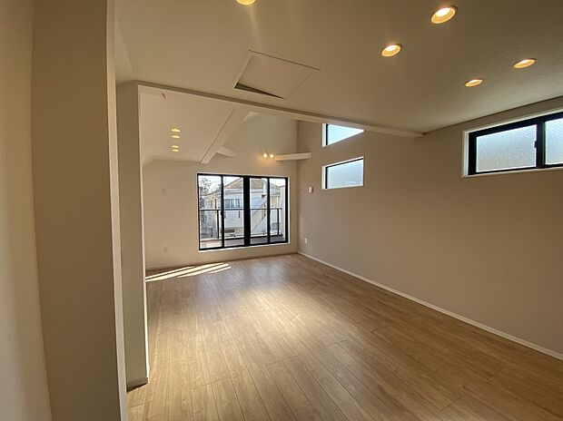 【リビング】窓もたくさんあって明るいLDK!家族団らんの時間をお過ごしいただけます!※CG加工で家具を設置しております