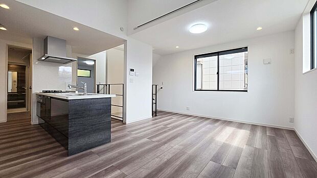 【リビング】吹抜けもあり開放感抜群の空間！