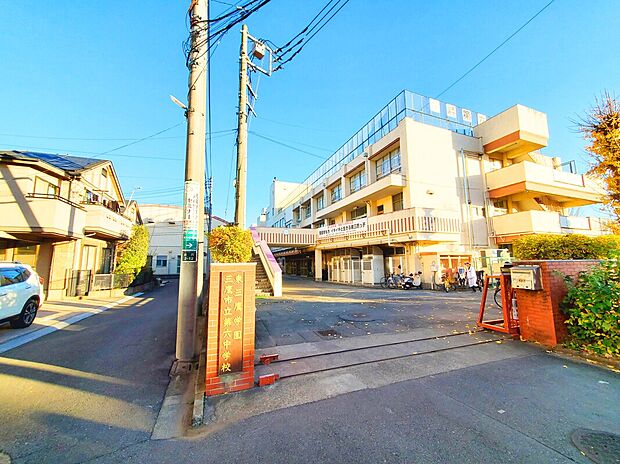 三鷹市立第六中学校(約750m)