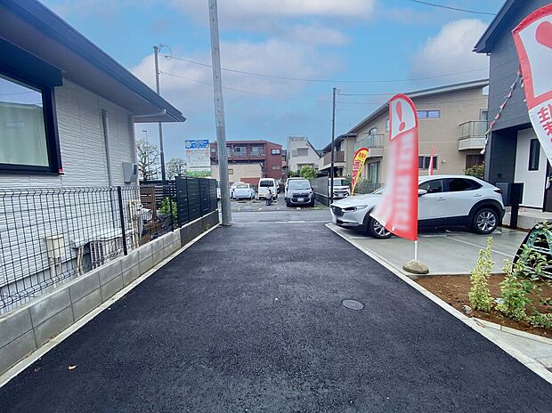 【前面道路】前面道路は交通量も少なく安心!
