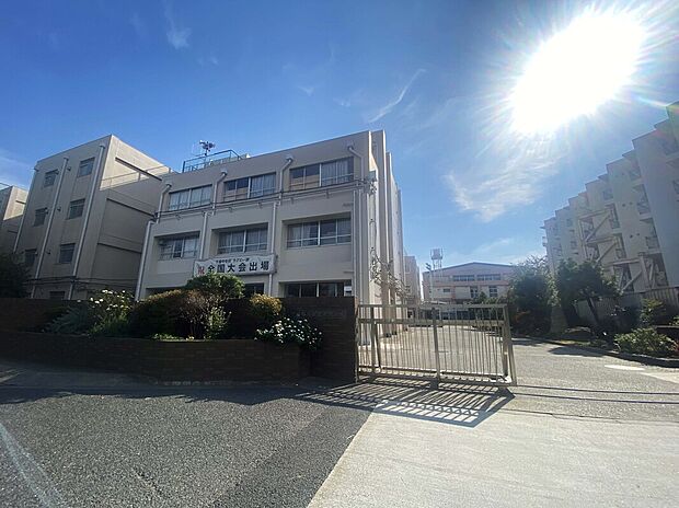 世田谷区立千歳中学校(約608m)
