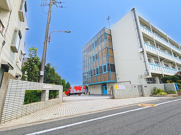 武蔵野市立第三中学校(約781m)