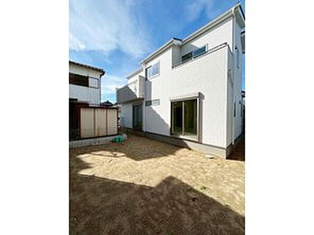 お庭のあるおうち☆マンションにはない戸建てならではのメリットです！好きなお花でお庭をいっぱいに！お子様やペットの遊び場に♪ご家族やお友達とわいわいBBQ♪寛ぎのおうち時間を実現できます☆