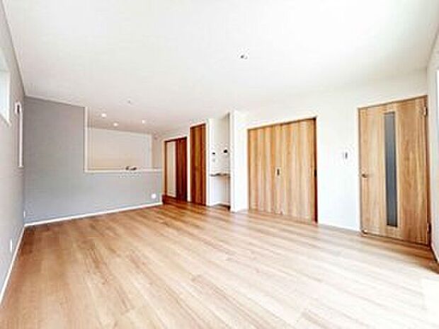 キッチン・ダイニング・リビングが縦一列に並んでいるので、LDKにいる家族の顔が見えやすく、コミュニケーションが取りやすい間取りです。