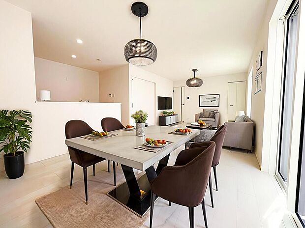 ２号棟
ご家族みんなで長い時間を過ごすリビングは一番居心地のいいものであって欲しいですね。開放感のある広々リビングに光と風を呼び込み、快適な住空間を実現します。
