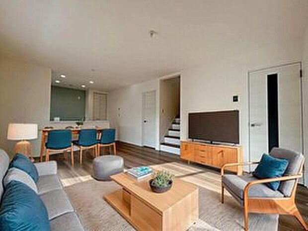 （現況の物件写真に、CG による画像処理を行っています。家具、家電、照明器具、小物、カーテン、その他のイメージはCG です。）