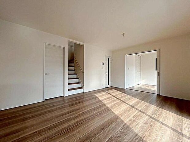 大きな窓のあるリビングは、陽光あふれる明るい空間です。居心地良く、ご家族皆がゆったり寛げる憩いの空間となりそうです☆