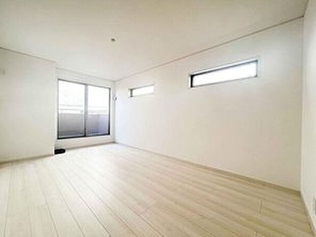 大きな窓から入る通風・採光で、心地よい光と風があふれています。 新築戸建でなければ体感できないひとときをご体感頂ける筈です。