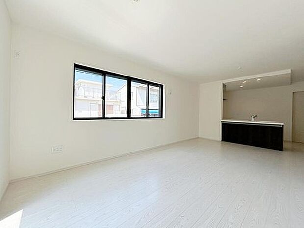 明るいリビングです♪対面式のオープンキッチンは、家事をしながらご家族の様子が一目でわかる安心と便利な設備です♪