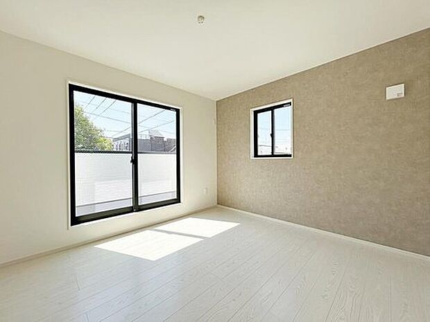 広々とした居住空間は日々の暮らしを彩り、心のやすらぎと満足感を与えてくれます。通風と採光を考慮した設計は子供たちはのびのび育ち、家族でくつろぎと団らんを生み出します。