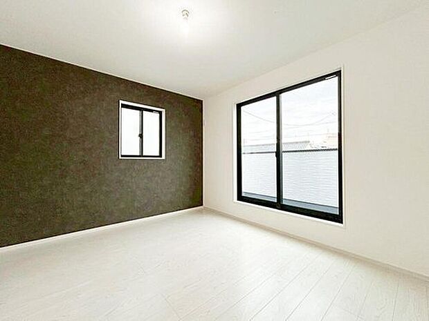 アクセントパネルで落ち着きのある雰囲気を演出したバスルーム♪毎日の疲れを癒やすバスタイムをお楽しみ下さい!浴室換気乾燥暖房機付きで、ジメジメした季節や雨の日には、浴室内干しも可能!