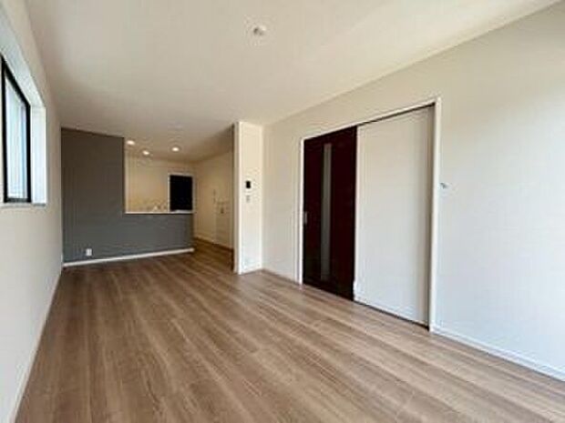 ２号棟
大切なご家族が集まるからこそＬＤＫはこだわりたい！休日はおひさまの光をたっぷりと取りこめるリビングでゆったりと過ごしませんか？子供たちが元気に笑いながら走り回っても十分な広さの空間です。