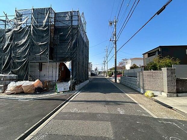 前面道路は閑静な住宅地をはしる車通りの少ない道路。お車の出し入れが苦手なママや小さなお子様にも安心ですね。しっかり舗装もされているので、ベビーカーや自転車で通っても快適に通行できます。