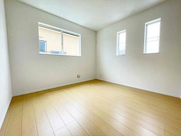 ２面採光を施した為、晴れの日の日中はいつも明るい室内です。
窓を開放すれば気持ちの良い風が入り込んできますよ♪