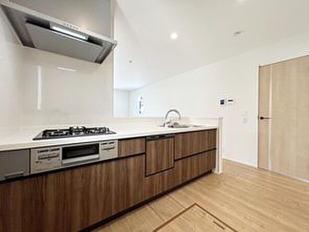 ２号棟
収納力豊富なシステムキッチン。大型スライド収納付きで、すっきり片付けやすいキッチンです。
床下収納もついてたっぷり収納できます♪