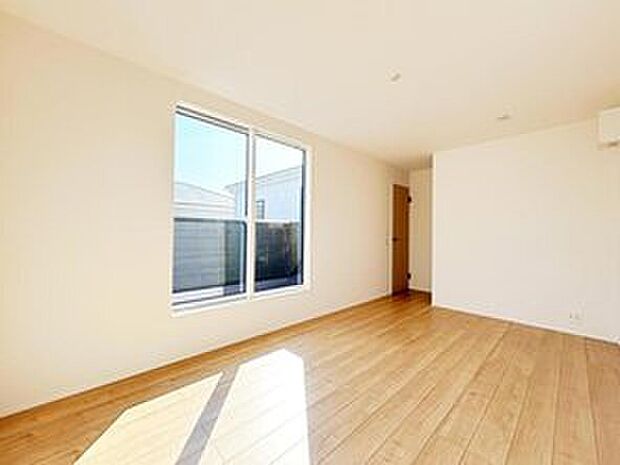 ２号棟
通風・採光にも優れ、心地よい光と風があふれています。 豊かな居住性とプライドを満たすクオリティが見事に調和した住空間。新築戸建でなければ体感できないひとときをご体感頂ける筈です。