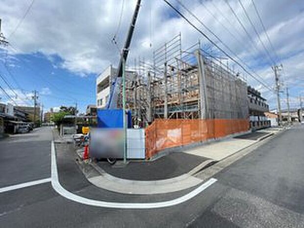 前面道路は閑静な住宅地をはしる車通りの少ない道路。お車の出し入れが苦手なママや小さなお子様にも安心ですね。しっかり舗装もされているので、ベビーカーや自転車で通っても快適に通行できます。