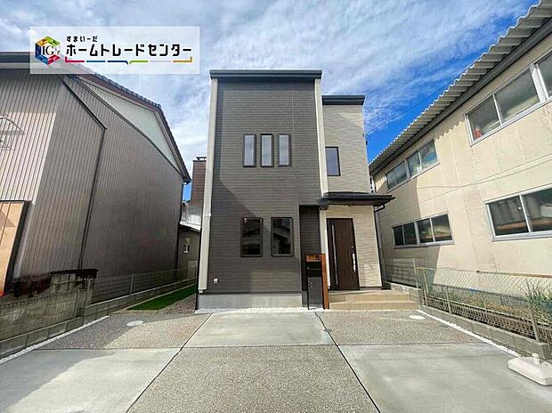 全１邸☆
並列駐車３台可能♪
完成しておりますので、室内ご内覧いただけます♪ご不明点等、スタッフがしっかりと説明させていただきます！お気軽にお問い合わせください♪