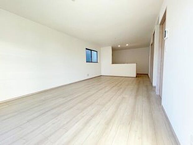 B号棟　　　　　　　
対面式キッチンからダイニングへお食事の受け渡しがスムーズにでき効率的です。お料理中もリビングが見渡せ安心♪会話がはずむ姿が想像できますね♪
リビング