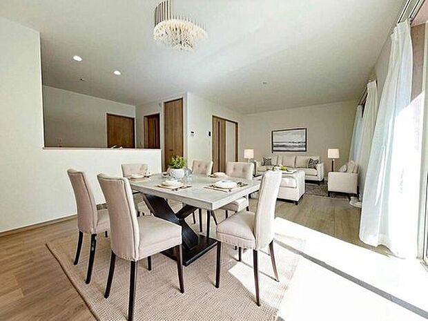 B号棟
広々とした居住空間は日々の暮らしを彩り、心のやすらぎと満足感を与えてくれます。通風と採光を考慮した設計は子供たちはのびのび育ち、家族でくつろぎと団らんを生み出します。