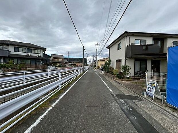 前面道路は、道路幅も広く、駐車もゆとりをもって行える環境になっています。お車の出し入れが苦手なママや小さなお子様にも安心ですね。舗装もされていて、ベビーカーや自転車で通っても快適に通行できます。