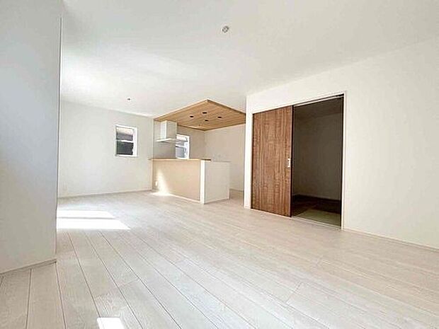 １号棟
ご家族みんなで長い時間を過ごすリビングは一番居心地のいいものであって欲しいですね。開放感のある広々リビングに光と風を呼び込み、快適な住空間を実現します。