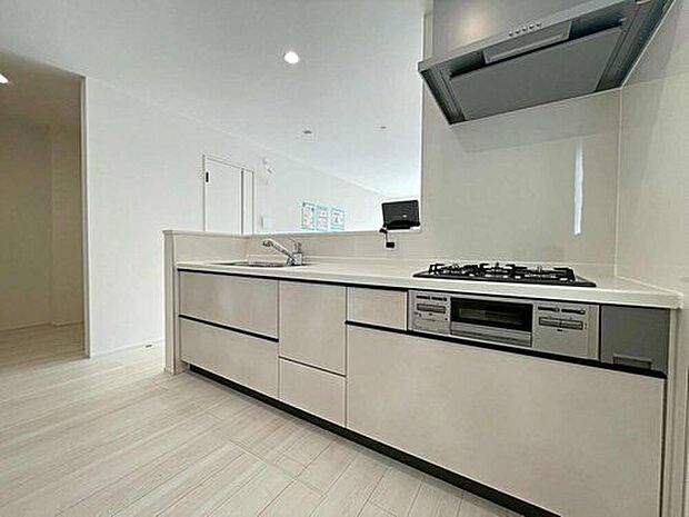 1号棟
対面式キッチンからダイニングへお食事の受け渡しがスムーズにでき効率的です。お料理中もリビングが見渡せ安心♪会話がはずむ姿が想像できますね♪