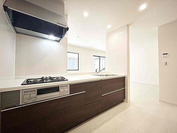 ２号棟
対面式キッチンからダイニングへお食事の受け渡しがスムーズにでき効率的です。お料理中もリビングが見渡せ安心♪会話がはずむ姿が想像できますね♪