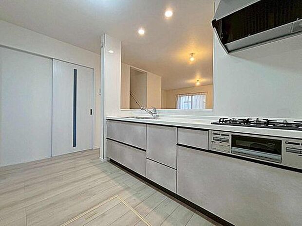 対面式キッチンからダイニングへお食事の受け渡しがスムーズにでき効率的です。お料理中もリビングが見渡せ安心♪会話がはずむ姿が想像できますね♪