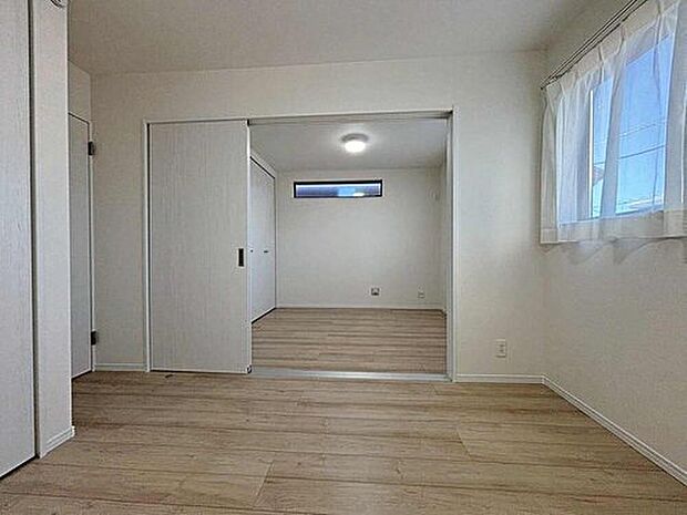 居室２部屋が、間仕切を外すと１部屋にできる仕様です♪
お子様が増えても安心♪使用用途多数な便利な間取りになっております。