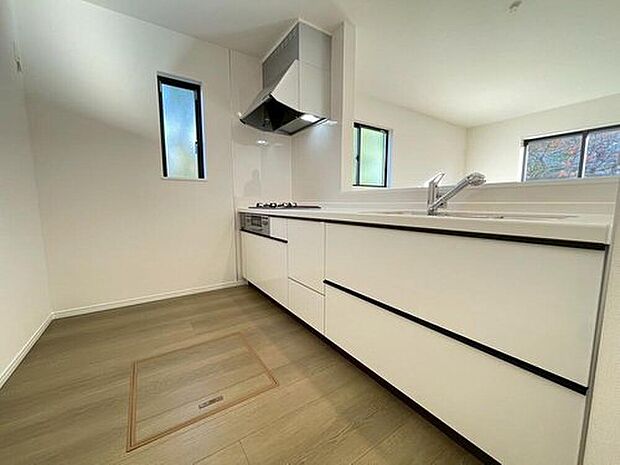 対面式キッチンからダイニングへお食事の受け渡しがスムーズにでき効率的です。お料理中もリビングが見渡せ安心♪会話がはずむ姿が想像できますね♪