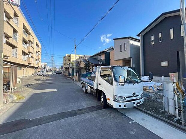 前面道路は、道路幅も広く、駐車もゆとりをもって行える環境になっています。お車の出し入れが苦手なママや小さなお子様にも安心ですね。舗装もされていて、ベビーカーや自転車で通っても快適に通行できます。