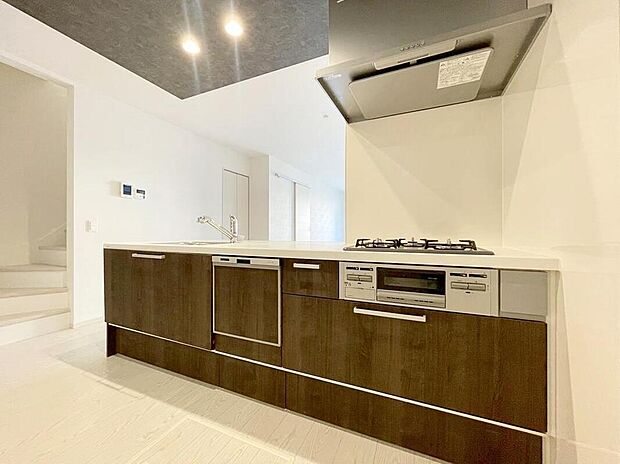 収納力豊富なシステムキッチン。大型スライド収納付きで、すっきり片付けやすいキッチンです。
床下収納もついてたっぷり収納できます♪