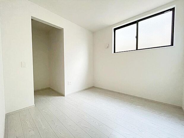 各居室に収納を設けました！
お洋服をたくさんお持ちの方でもたっぷり収納でき、お部屋を最大限広くご活用いただけます♪