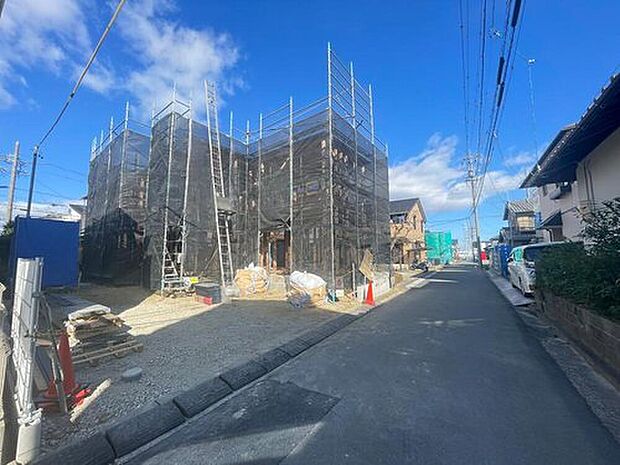 前面道路は交通量の少ない道路です。ゆとりがあり、駐車時もゆっくりと落ち着いて行える立地環境になっています♪　　　　　　　