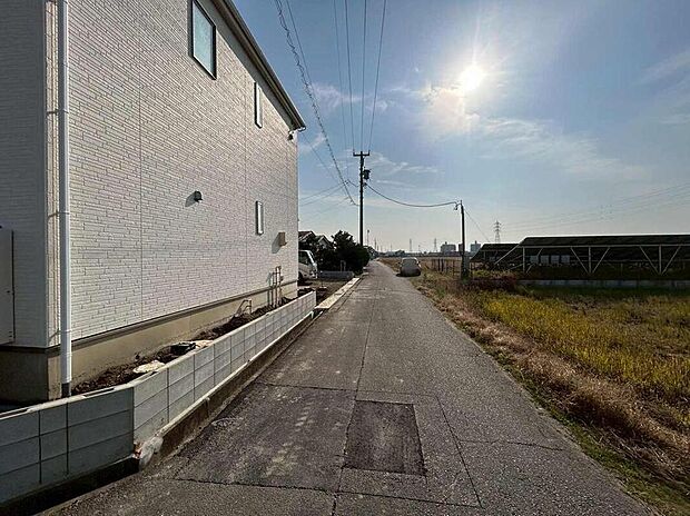 前面道路は、道路幅も広く、駐車もゆとりをもって行える環境になっています。お車の出し入れが苦手なママや小さなお子様にも安心ですね。舗装もされていて、ベビーカーや自転車で通っても快適に通行できます。