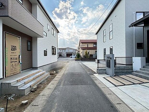 前面道路は、道路幅も広く、駐車もゆとりをもって行える環境になっています。お車の出し入れが苦手なママや小さなお子様にも安心ですね。舗装もされていて、ベビーカーや自転車で通っても快適に通行できます。