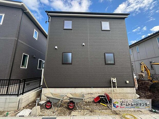 全１邸
並列駐車２台可能♪
完成に向けて現在建築工事中です☆土日・平日を問わず毎日モデルハウスにて物件説明会を開催中☆お気軽にお問い合わせ下さい☆