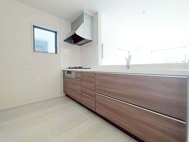 １号棟
収納力豊富なシステムキッチン。大型スライド収納付きで、すっきり片付けやすいキッチンです。
床下収納もついてたっぷり収納できます♪