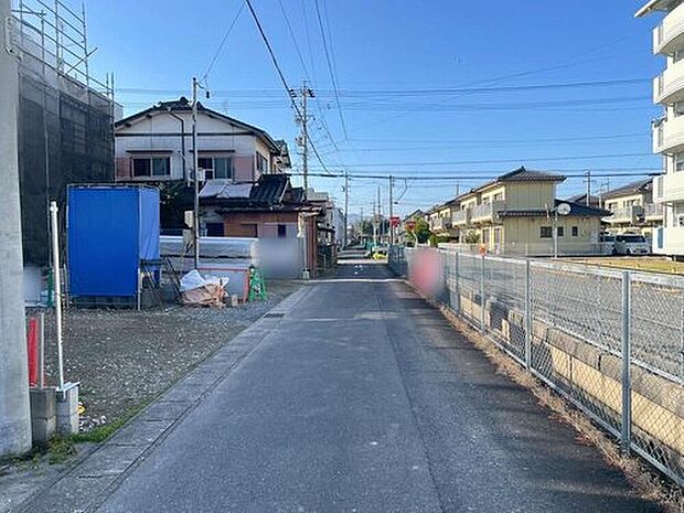 前面道路は閑静な住宅地をはしる車通りの少ない道路。お車の出し入れが苦手なママや小さなお子様にも安心ですね。しっかり舗装もされているので、ベビーカーや自転車で通っても快適に通行できます。