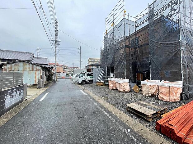 前面道路は閑静な住宅地をはしる車通りの少ない道路。お車の出し入れが苦手なママや小さなお子様にも安心ですね。しっかり舗装もされているので、ベビーカーや自転車で通っても快適に通行できます。