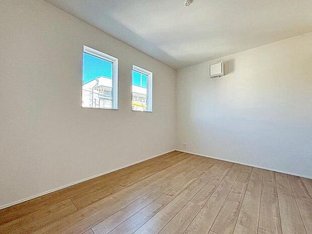 ２面採光を施した為、晴れの日の日中はいつも明るい室内です。
窓を開放すれば気持ちの良い風が入り込んできますよ♪