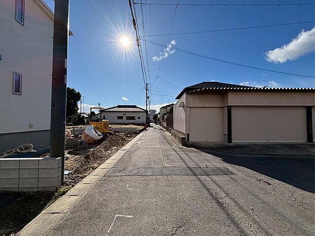 前面道路は、道路幅も広く、駐車もゆとりをもって行える環境になっています。お車の出し入れが苦手なママや小さなお子様にも安心ですね。舗装もされていて、ベビーカーや自転車で通っても快適に通行できます。