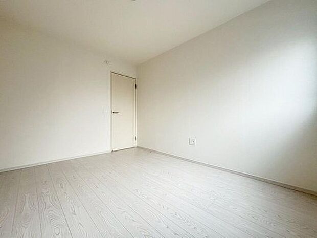 広々とした居住空間は日々の暮らしを彩り、心のやすらぎと満足感を与えてくれます。通風と採光を考慮した設計は子供たちはのびのび育ち、家族でくつろぎと団らんを生み出します。