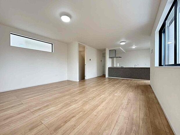 大切なご家族が集まるからこそLDKはこだわりたい!休日はおひさまの光をたっぷりと取りこめるリビングでゆったりと過ごしませんか?子供たちが元気に笑いながら走り回っても十分な広さの空間です。