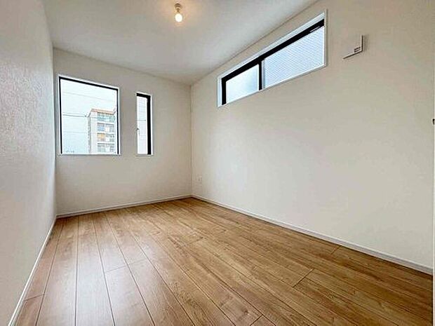 広々とした居住空間は日々の暮らしを彩り、心のやすらぎと満足感を与えてくれます。通風と採光を考慮した設計は子供たちはのびのび育ち、家族でくつろぎと団らんを生み出します。