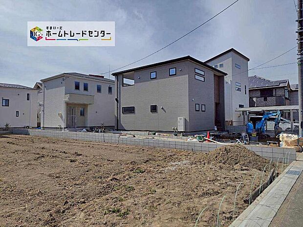 全2棟☆手前1号棟 奥2号棟
各棟、並列2台駐車可能♪
完成に向けて現在建築工事中です☆土日・平日を問わず毎日モデルハウスにて物件説明会を開催中☆お気軽にお問い合わせ下さい。
