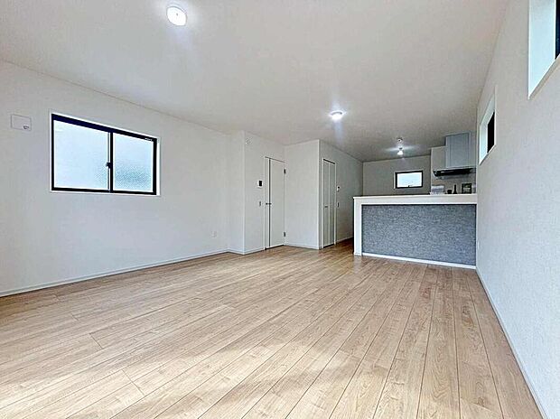 2号棟
明るいリビングです♪対面式のオープンキッチンは、家事をしながらご家族の様子が一目でわかる安心と便利な設備です♪